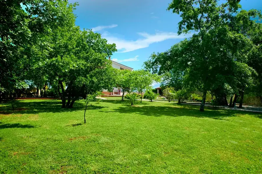 Weitläufiger mediterraner Garten und grüne Privatsphäre auf dem umzäunten Grundstück der Villa Štokovci