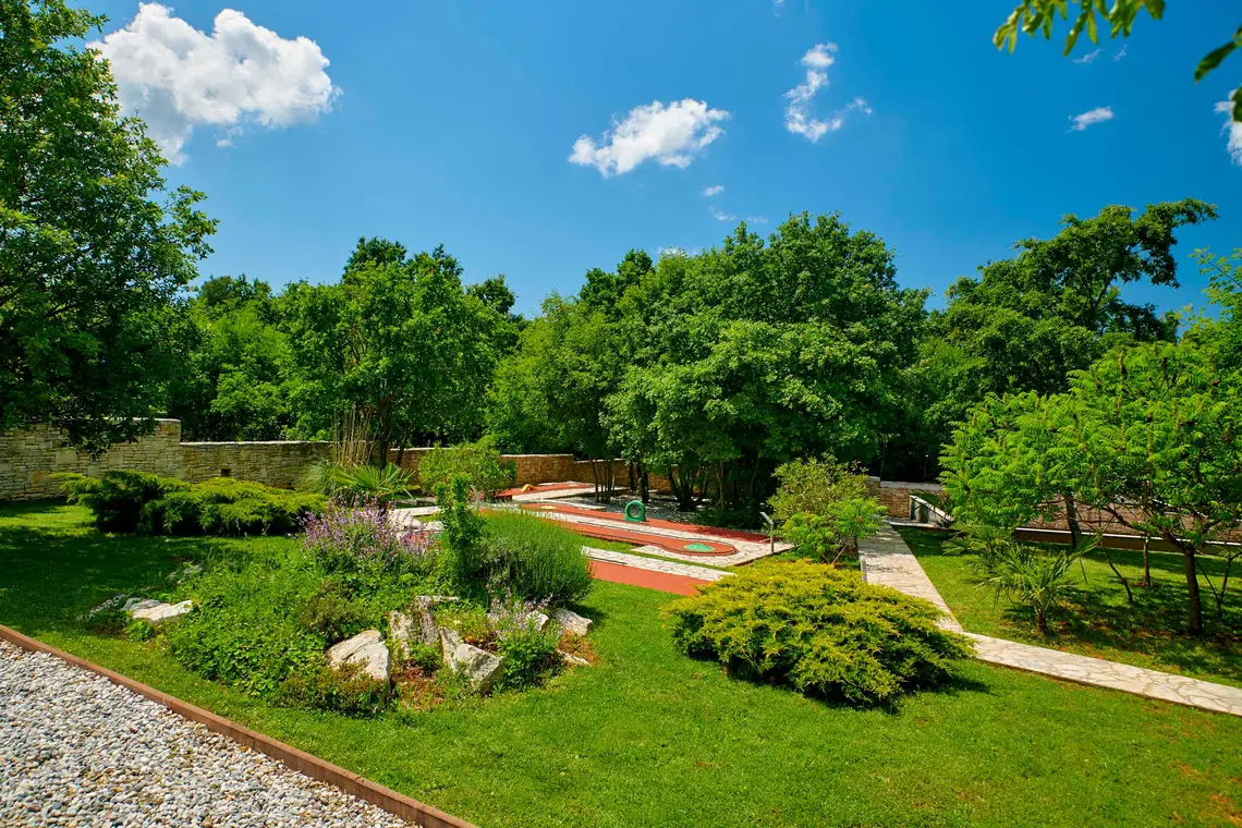 Sechs separate Minigolfbahnen im Garten der Villa Štokovci