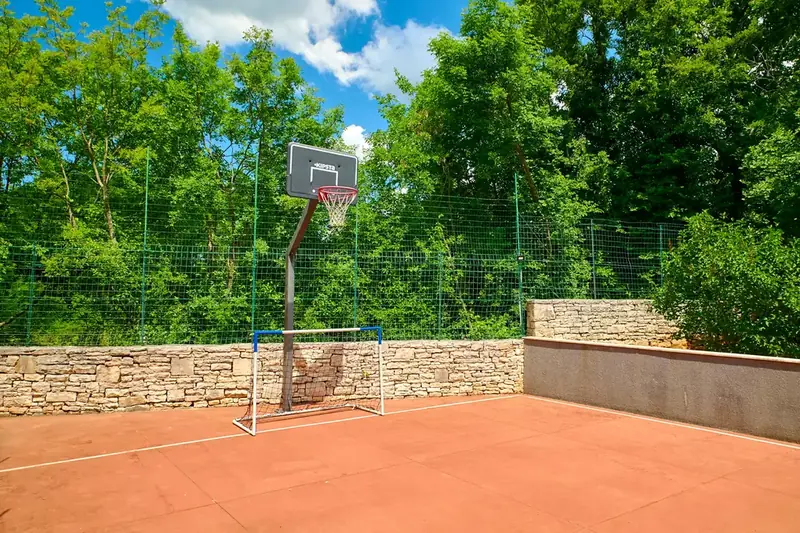 Privater Multifunktions-Sportplatz für Fußball, Basketball und Volleyball